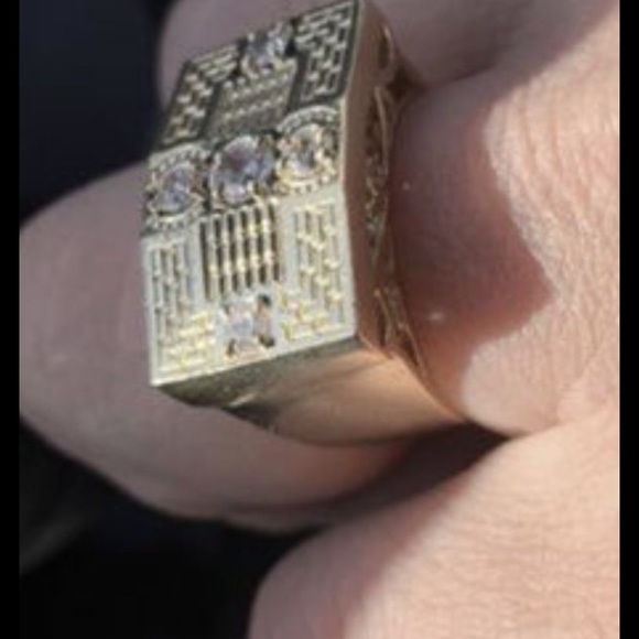10 kt gold ring 11 grams 350$ - Picture 2 of 3